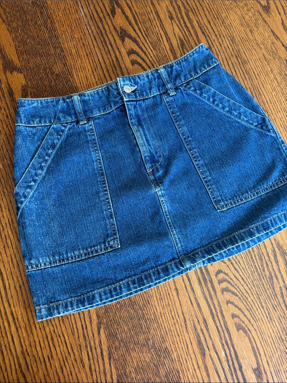 ELLEMENNO Medium Blue Denim Mini Skirt with Front Zip and Patch Pockets (L-115)